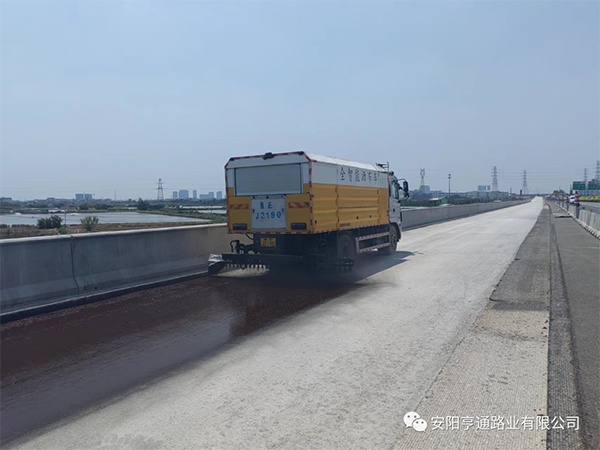 熱烈祝賀我司中江高速稀漿封層、透層試驗段成功