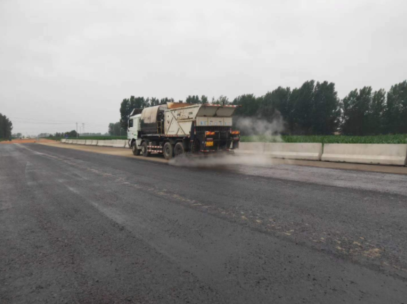 祝賀我司平頂山外環(huán)項目透層、稀漿封層試驗段完成