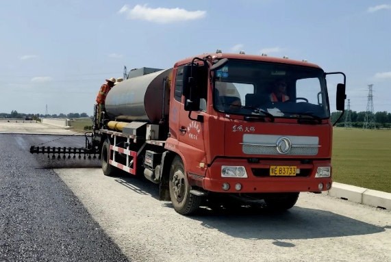 許信高速透層、封層和瀝青下面層試驗段攤鋪圓 滿成功